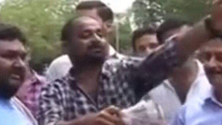 नोट उड़ाए