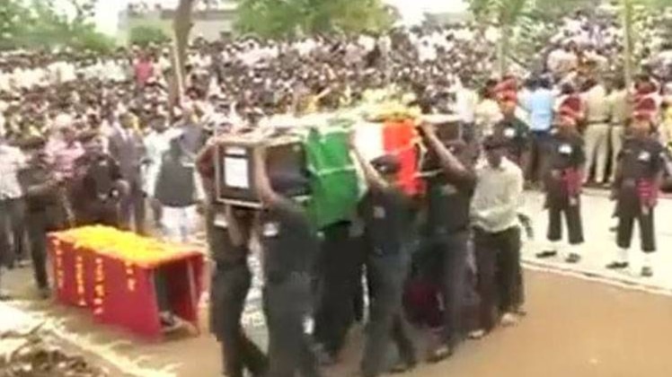 सैन्य सम्मान के साथ शहीद संदीप को दी गई अंतिम विदाई