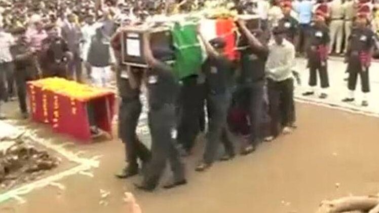 शतक आजतक: एक साल के बेटे ने दी शहीद पिता को मुखाग्नि