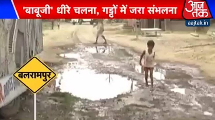 सड़कों पर बने हुए हैं गड्ढे