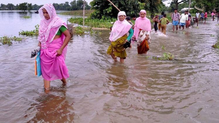 बाढ़ से जनजीवन अस्त-व्यस्त