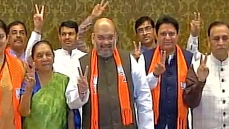 अमित शाह और स्मृति ईरानी ने राज्यसभा के लिए भरा नामांकन