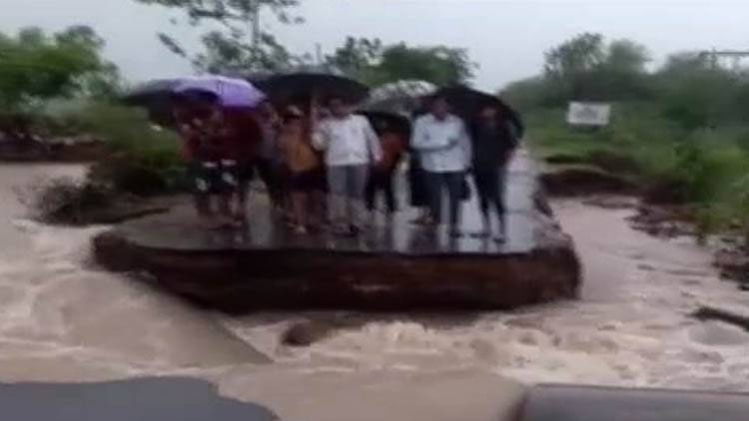 बाढ़ और बारिश से बेहाल आधा हिंदुस्तान!