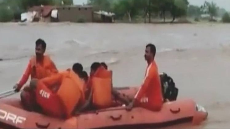 बाढ़ में जिंदगी बचाने की जद्दोजहद