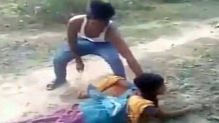 जंगल में एक प्रेमी जोड़े  की गुंडों ने पिटाई की