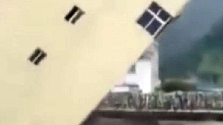 बिल्डिंग गिरी