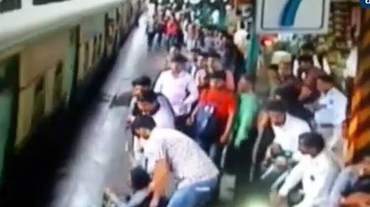 चलती ट्रेन में चढ़ने की कोशिश ऐसे बन सकती है जानलेवा!
