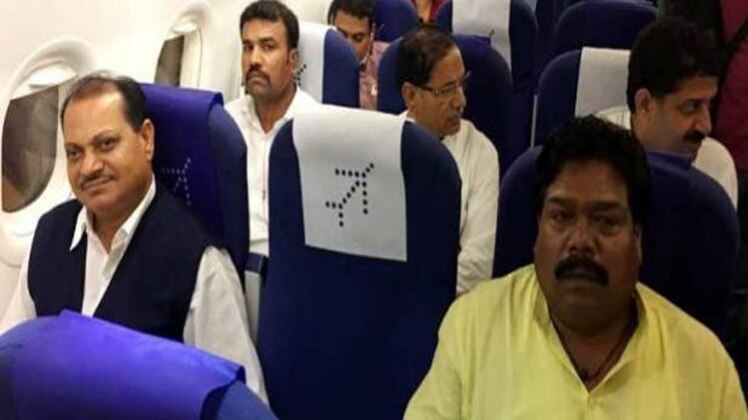 गुजरात में कांग्रेस को कुनबा बचाने की फिक्र