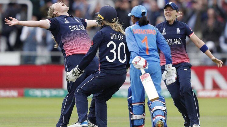 इंग्लैंड ने 9 रन से दी मात