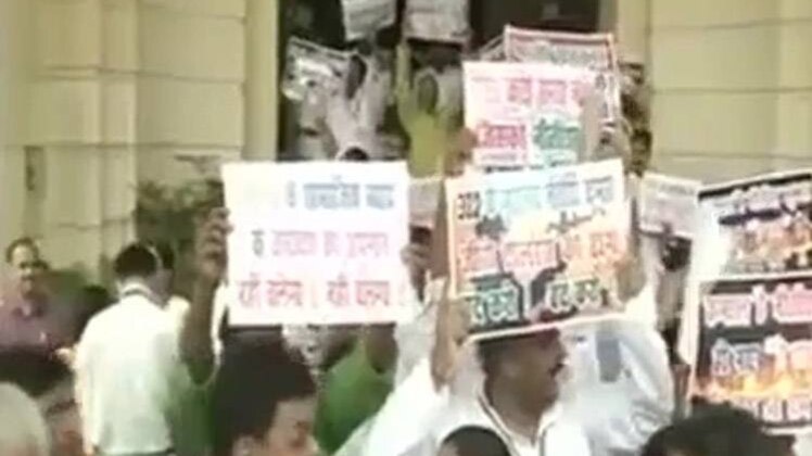 बिहार में आरजेडी विधायकों ने किया हंगामा