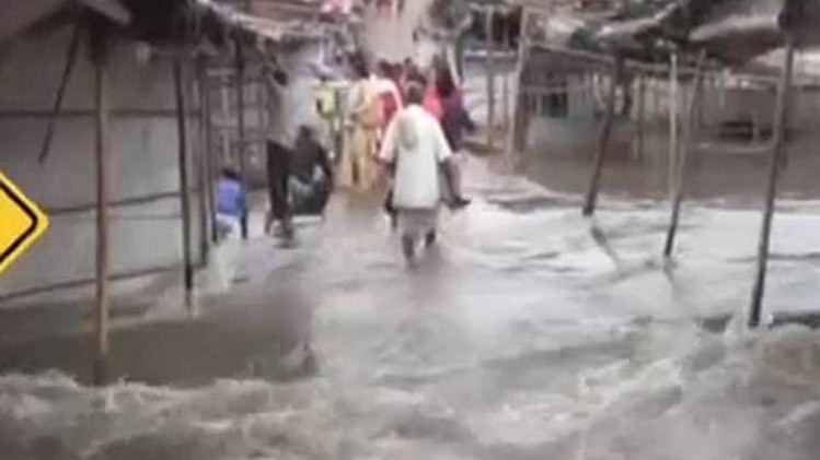 बाढ़ के बीच जिंदगी और मौत की जंग