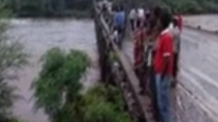 बाढ़ में एसडीएम बह गए