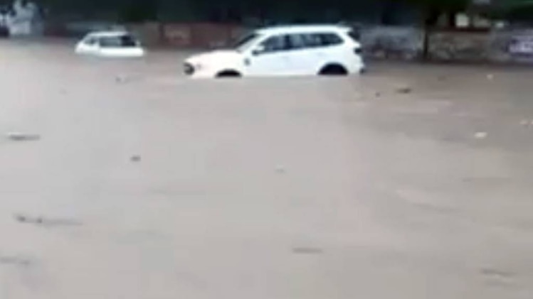 बाढ़ से परेशान लोग