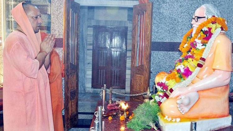 गोरखपुर में योगी