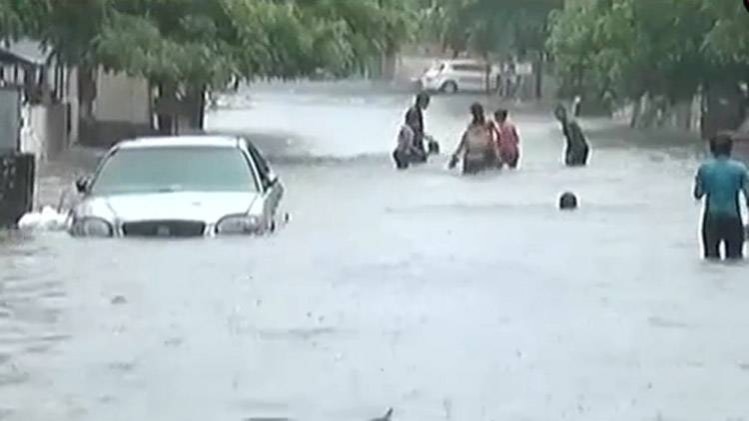 भारी बारिश से बाढ़ के कहर में डूबा गुजरात