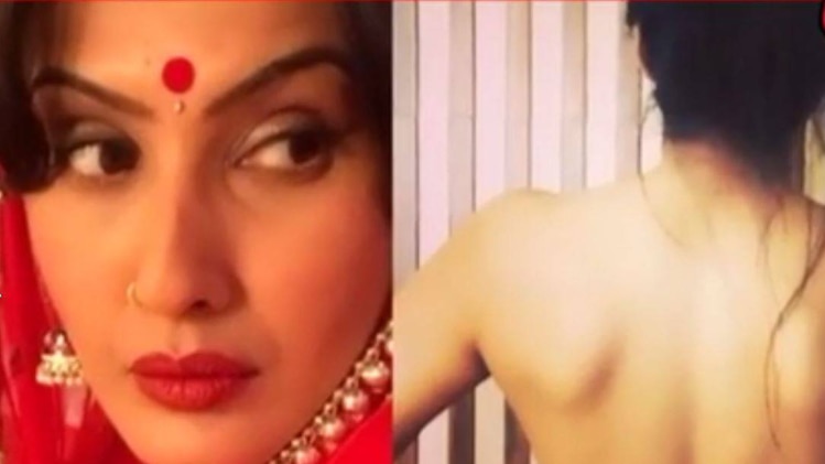 लिपस्टिक के लिए काम्या हुईं बोल्ड, पोस्ट की टॉपलेस तस्वीर