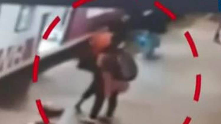 कैमरे में कैद हुई भीड़ के बीच हैवान की करतूत