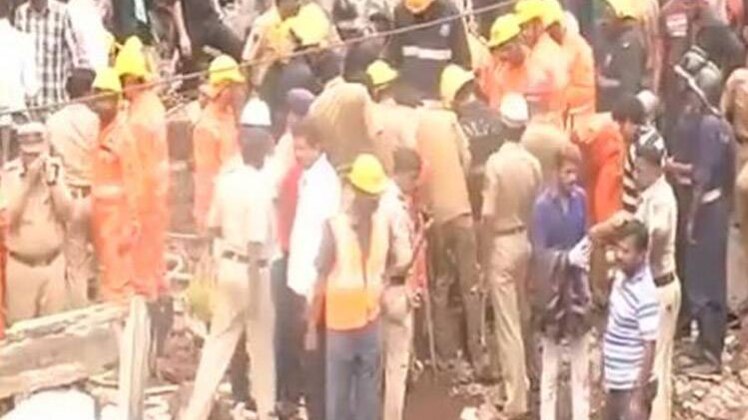 मुंबई में इमारत गिरी