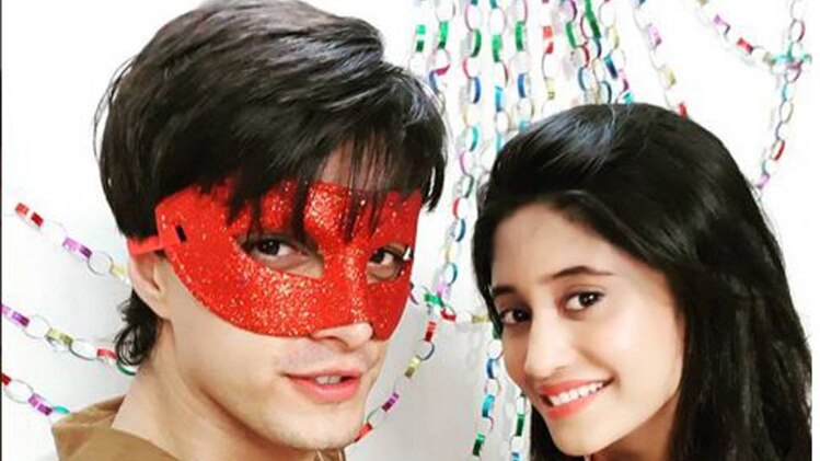 कार्तिक ने फ्रेंड के साथ किया डांस, नायरा को हुई जलन