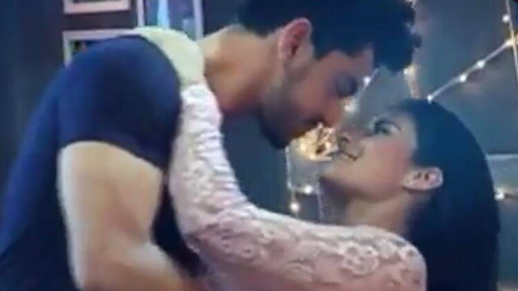 अवनि करने वाली हैं नील को प्रपोज, हो रहा है बेडरुम में रोमांस