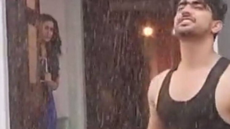 नील हुए शर्टलेस, अवनि हुईं शर्म से लाल