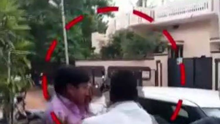 देखिए हैदराबाद में पार्षद की गुंडागर्दी