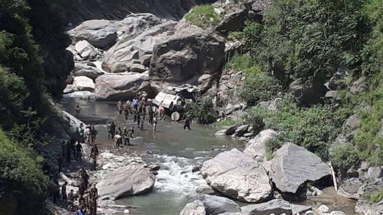 नॉनस्टॉप 100: बस हादसे में 16 श्रद्धालुओं की मौत