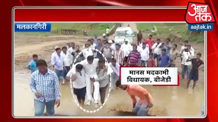 गोद में विधायक जी का बाढ़ दौरा!