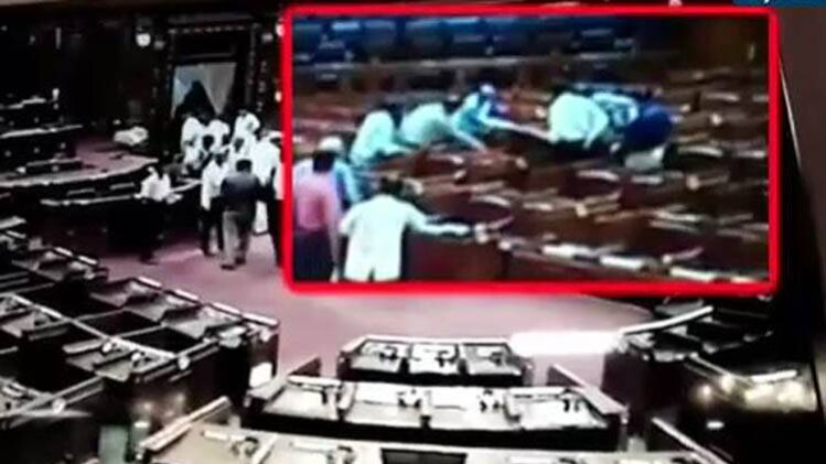 यूपी विधानसभा में पान-मसाले से मचा हड़कंप!