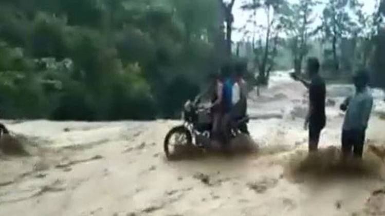 भारी बारिश से नदियों में उफान, मुश्किल में जान