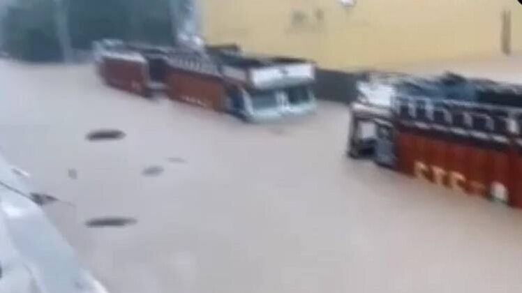 गुजरात के बनासकांठा में बाढ़ का प्रहार