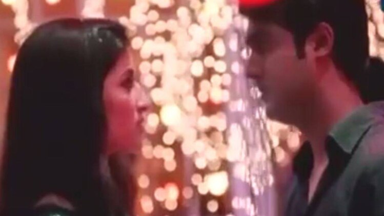 पूजा की चल रही है कॉकटेल पार्टी, नरेन हुए शामिल