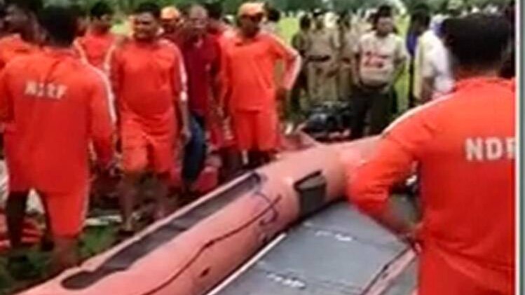 गुजरात में बाढ़ में फंसी जिंदगी, रेस्क्यू जारी