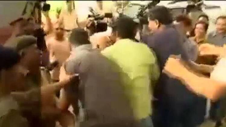 देखिए पटना में तेजस्वी समर्थकों की गुंडागर्दी