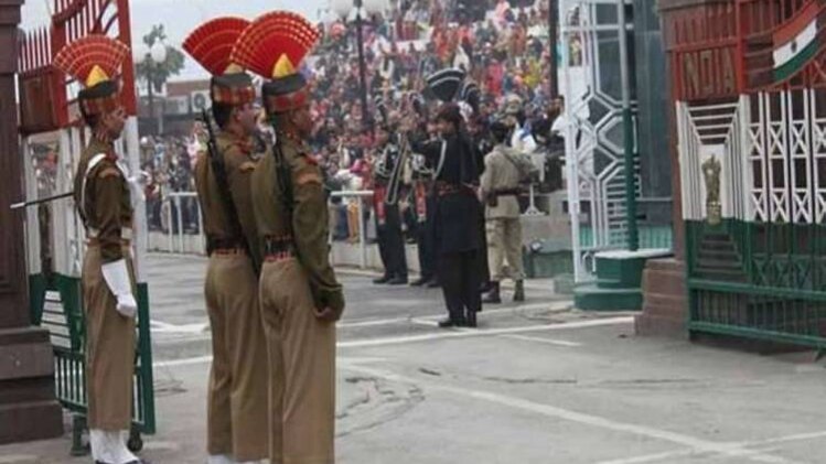 रिट्रीट सेरेमनी के समय  गिरे पाकिस्तानी रेंजर