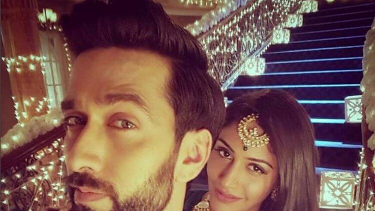 शिवाय कर रहा है अनिका की जासूसी