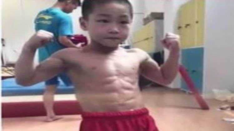 8 पैक एब्स वाला चेन सोशल मीडिया पर वायरल