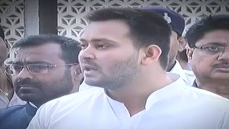 तेजस्वी को लेकर महागठबंधन में 'महाभारत'