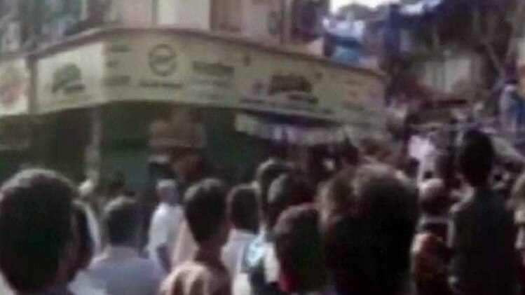 मुंबई में तीन मंजिला इमारत गिरी