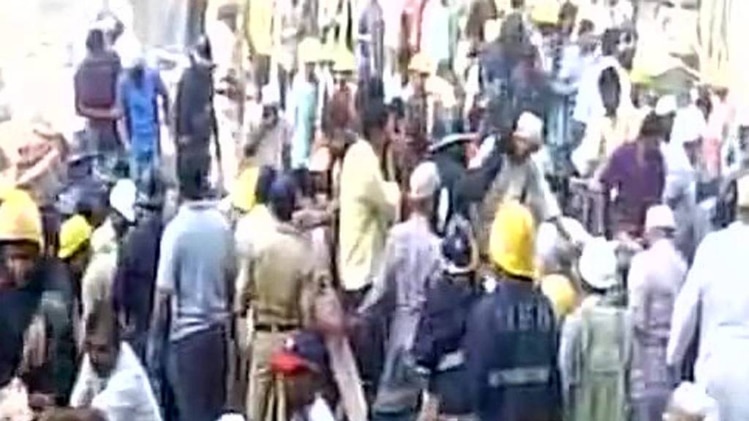 मुंबई में इमारत गिरी