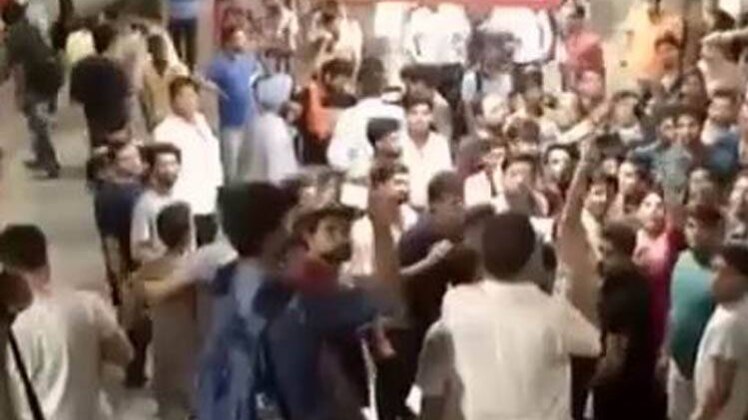 क्राइम न्यूज: ट्रेन में लूट के बाद स्टेशन पर हंगामा