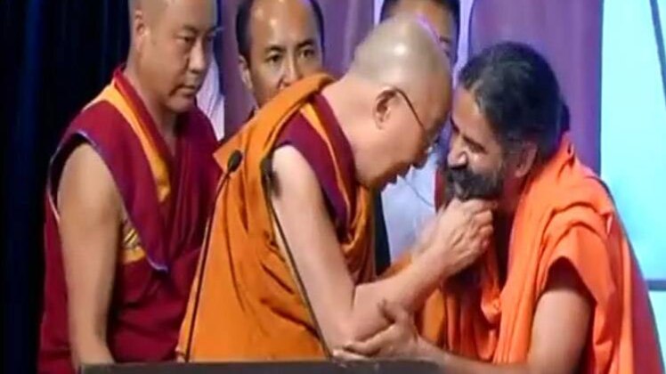 जब दलाई लामा ने खींची बाबा रामदेव की दाढ़ी