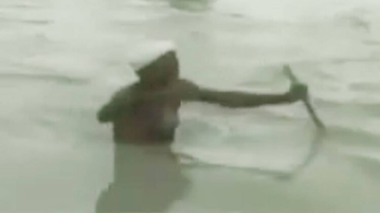 बाढ़ से परेशान लोग