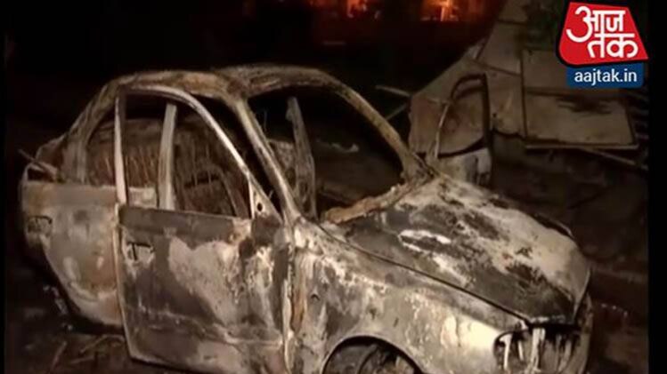 लड़की को किडनैप करने की कोशिश, लोगों ने कार में लगाई आग