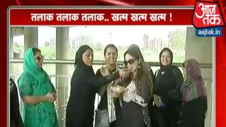 एक-दूसरे को मिठाई खिलाकर मनाया जश्न