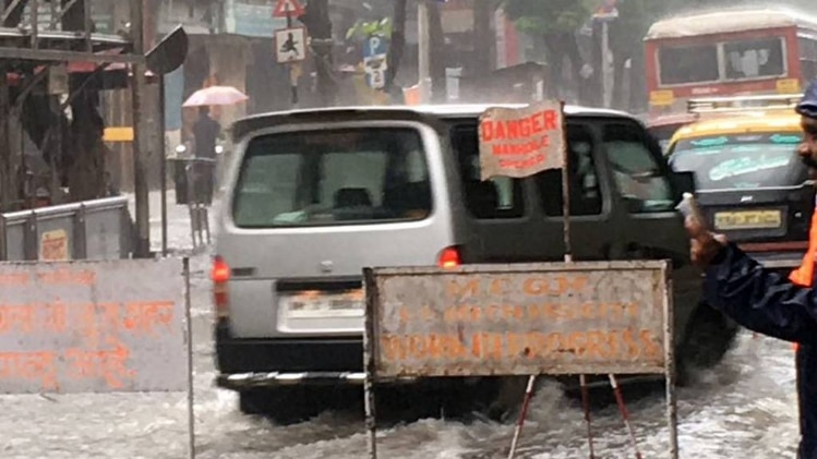 मुंबई में बारिश ने लोगों की मुश्किलें बढ़ा दी