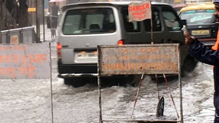 मुंबई में बारिश ने लोगों की मुश्किलें बढ़ाईं