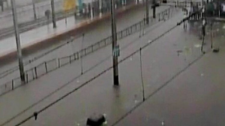 मुंबई में बारिश ने लोगों की मुश्किलें बढ़ाईं