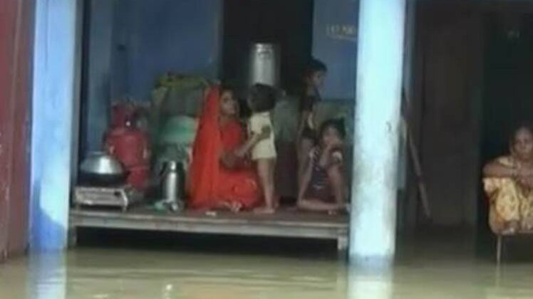 नॉनस्टॉप 100: बिहार में बाढ़ से 72 लोगों की मौत