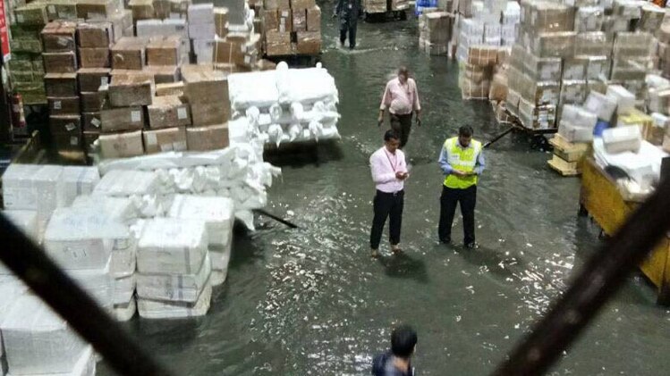 मुंबई में बारिश ने लोगों की मुश्किलें बढ़ाईं